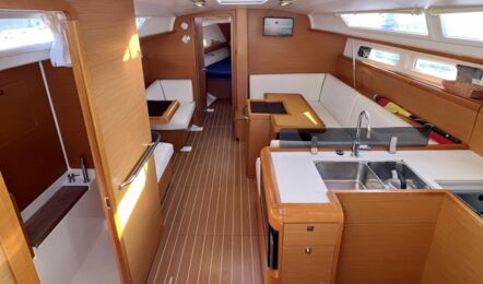 Salon mit Pantry Innenaufnahme der Sun Odyssey 409 "Shinju" in Heiligenhafen