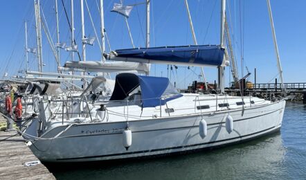 Steuerbord Aussenaufnahme der Beneteau Cyclades 39 "Evita" in Heiligenhafen