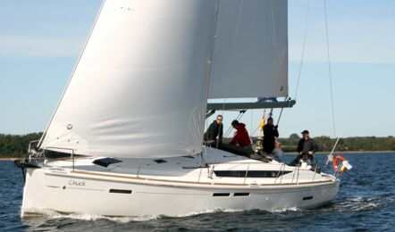 Backbord Bugansicht der Sun Odyssey 439 Chuck in Flensburg