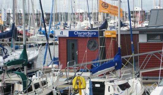 Sanitärgebäude an unserem Chartersteg in der Marina Sonwik Flensburg