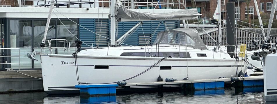 Backbord Aussenaufnahme der Bavaria cruiser 37 "Tiger" in Flensburg