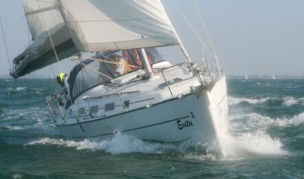 Bug Aussenaufnahme der Beneteau Cyclades 39 "Evita" in Heiligenhafen