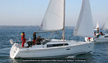 Steuerbord Aussenaufnahme des Schwesterschiffes Oceanis 31 "Robben" in Flensburg