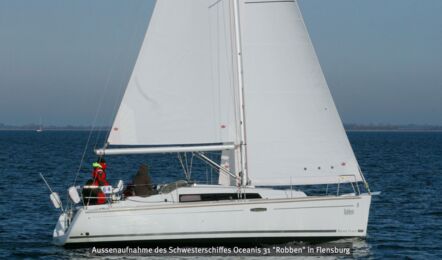 Steuerbord Aussenaufnahme des Schwesterschiffes Oceanis 31 "Robben" in Flensburg