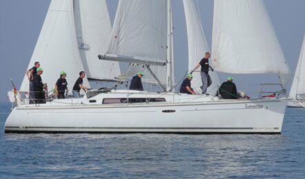 Steuerbord Aussenaufnahme der Oceanis 37 "Summertime" in Heiligenhafen