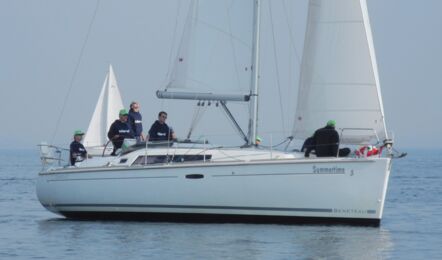 Steuerbord Aussenaufnahme der Oceanis 37 "Summertime" in Heiligenhafen