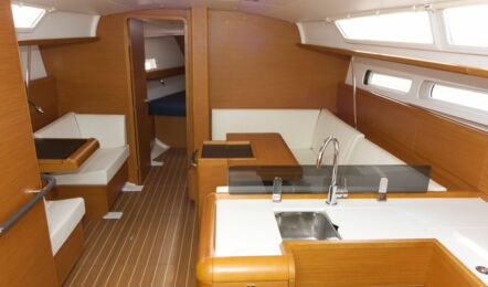 Salon und Pantry der Sun Odyssey 409 Rocky in Flensburg