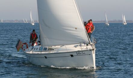 Bug Steuerbord Aussenaufnahme der Sun Odyssey 43 Baltic Sun in Flensburg