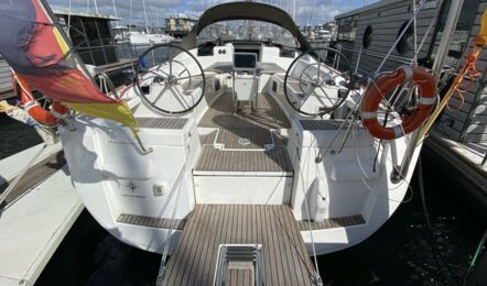 Heckansicht mit aufgeklappter Badeplattform der Sun Odyssey 439 Chuck in Flensburg