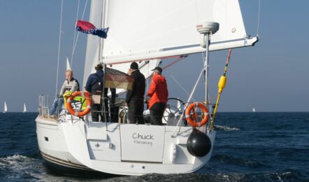 Heckansicht unter Segel der Sun Odyssey 439 Chuck in Flensburg