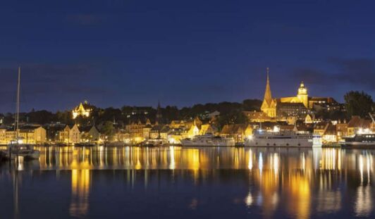 Flensburg Innenstadt Innenförde Wasser bei Nacht