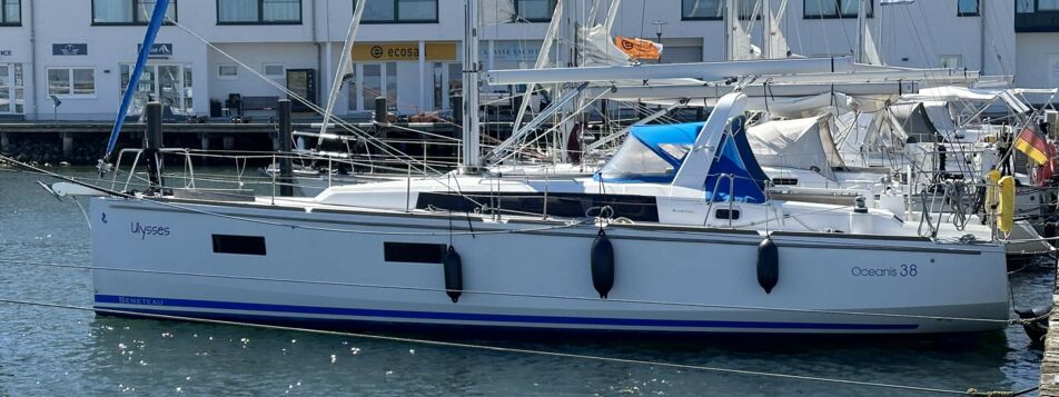 Steuerbord Aussenaufnahme der Oceanis 38 "Ulysses" in Heiligenhafen