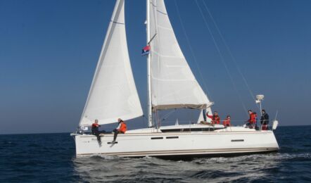 Backbord Aussenaufnahme der Sun Odyssey 409 Rocky in Flensburg