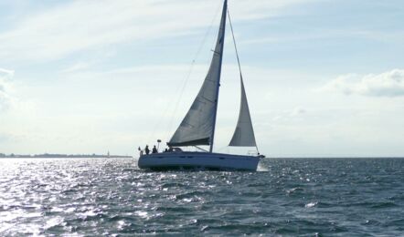 Steuerbord Aussenaufnahme vom weitem der Bavaria Cruiser 46 Momo in Heiligenhafen