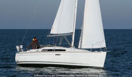 Steuerbord Aussenaufnahme einer Oceanis 31 in Flensburg