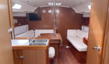 Salon Innenaufnahme der Oceanis 37 "White Horse" in Flensburg