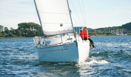 Bugansicht der Sun Odyssey 30i Thunder in Flensburg