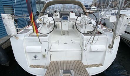 Heckansicht mit Steuerräder und Cockpit am Steg der Sun Odyssey 409 Rocky in Flensburg mit aufgeklappter Badeplattform