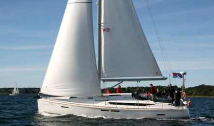 Backbordansicht unter Segel der Sun Odyssey 439 Chuck in Flensburg