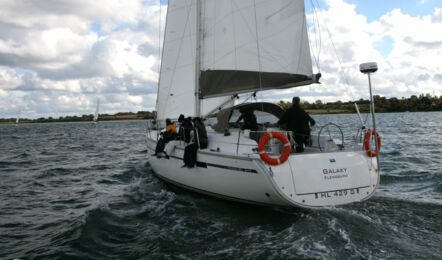 Backbord Heckansicht der Bavaria cruiser 46 Galaxy in Flensburg