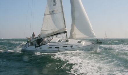 Steuerbord Aussenaufnahme der Beneteau Cyclades 39 "Evita" in Heiligenhafen