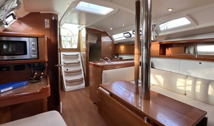 Salon Innenaufnahme der Oceanis 37 "Summertime" in Heiligenhafen