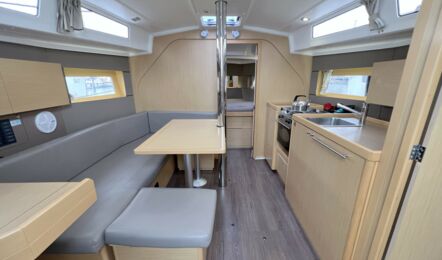 Salon und Pantry Innenaufnahme der Oceanis 38 "Ulysses" in Heiligenhafen