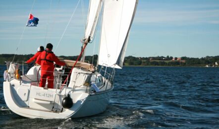 Heckansicht unter Segel der Sun Odyssey 30i Thunder in Flensburg