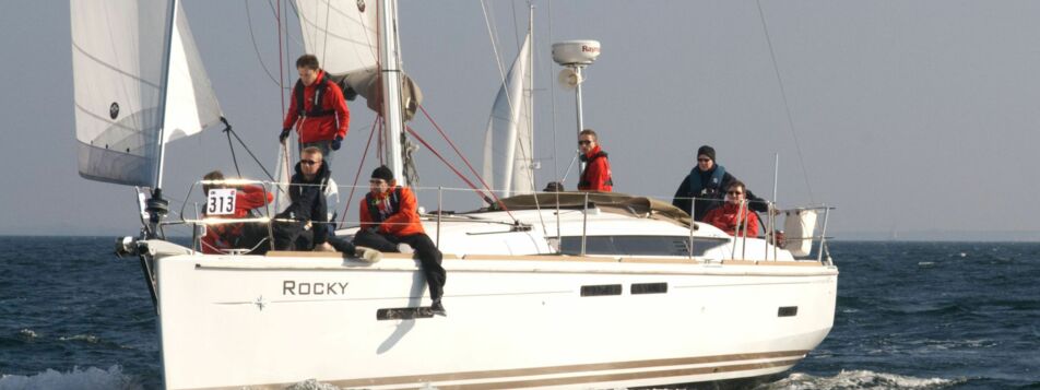 Backbord Bugansicht der Sun Odyssey 409 Rocky in Flensburg