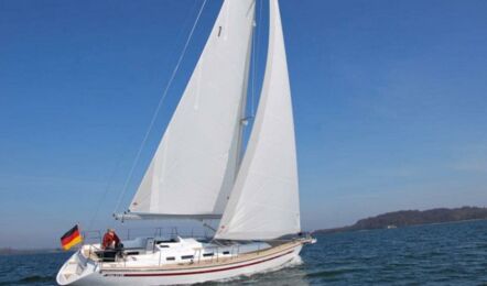 Steuerbord Aussenaufnahme unter Segeln mit Schräglage der Vilm 41 Cruiser "Karoline" in Barth