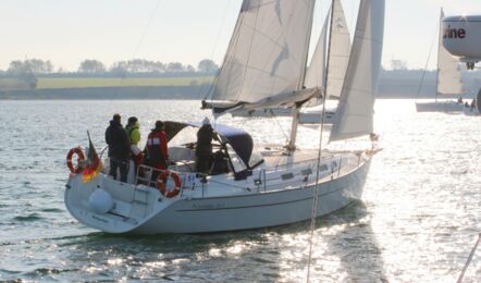 Heck Steuerbord Aussenaufnahme der Beneteau Cyclades 39 "Evita" in Heiligenhafen