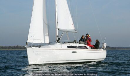 Backbord Aussenaufnahme einer Oceanis 31 in Flensburg